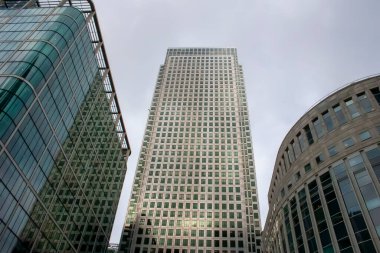 Gündüz modern binalarda modern cam şehir binalarının alçak açılı büyük şehir perspektifi.