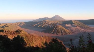 Güneş doğarken Bromo Dağı 'nın güzel manzarası, Doğu Java, Endonezya, Tanrı' nın doğa resmi.