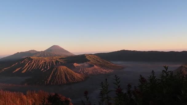 日の出の間にブロモ山の美しい風景 東ジャワ インドネシア 自然の神絵 — ストック動画