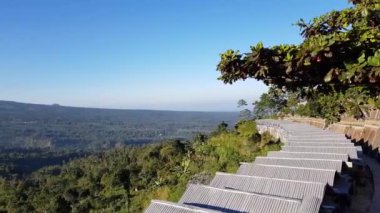 Merapi Dağı 'nın görkemli volkan manzarası ve Endonezya' nın merkezinde güneşli bir günde Merbabu Dağı 'nın üzerinde tropikal bir manzara.