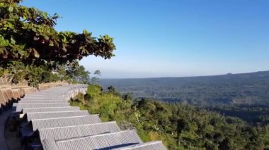 Merapi Dağı 'nın görkemli volkan manzarası ve Endonezya' nın merkezinde güneşli bir günde Merbabu Dağı 'nın üzerinde tropikal bir manzara.