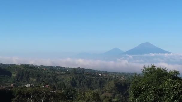 Widok Majestatyczny Wulkan Merapi Góry Merbabu Nad Tropikalnym Krajobrazem Centralnej — Wideo stockowe