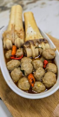 Lezzetli Endonezya köfteleri. Büyük kemikli. Baharatlı et suyunda kemik iliği ve biber var.