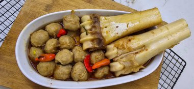 Lezzetli Endonezya köfteleri. Büyük kemikli. Baharatlı et suyunda kemik iliği ve biber var.