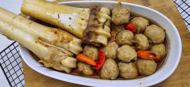 Lezzetli Endonezya köfteleri. Büyük kemikli. Baharatlı et suyunda kemik iliği ve biber var.