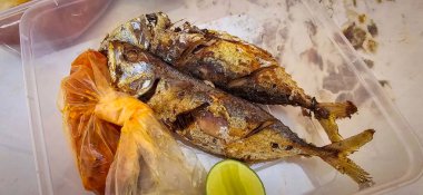 Kızarmış uskumru ayrı acı biber sosu ve limon ile servis edilir, ya da Ikan kembung goreng. Endonezya dilinde Rika sambal 'lı ikan banyar goreng, Fried Rastrelliger sp. balık protein kaynağı ucuzdur. Yemek tarifi, makale ya da her aşçı için mükemmel.