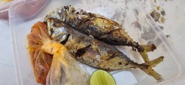 Kızarmış uskumru ayrı acı biber sosu ve limon ile servis edilir, ya da Ikan kembung goreng. Endonezya dilinde Rika sambal 'lı ikan banyar goreng, Fried Rastrelliger sp. balık protein kaynağı ucuzdur. Yemek tarifi, makale ya da her aşçı için mükemmel.