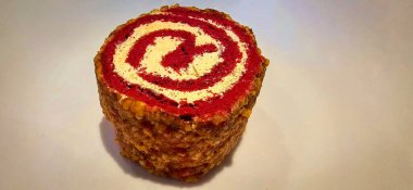 Kırmızı kadife kek ve fıstık ezmesi. Pişirme içeriği fikirleri için.