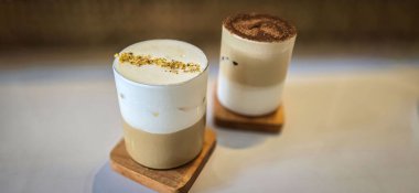 Tasarımınız için köpüklü kremalı taze buzlu kahve, moda gıda konsepti, içerik oluşturmak için kopya alanı