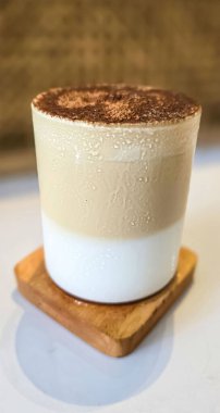 Tasarımınız için köpüklü kremalı taze buzlu kahve, moda gıda konsepti, içerik oluşturmak için kopya alanı