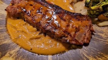 Fileto bifteği az pişmiş patates ve mantar soslu salata ile restoranda servis ediliyor.