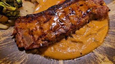 Fileto bifteği az pişmiş patates ve mantar soslu salata ile restoranda servis ediliyor.