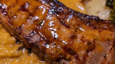 Fileto bifteği az pişmiş patates ve mantar soslu salata ile restoranda servis ediliyor.