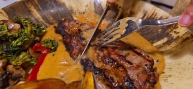 Fileto bifteği az pişmiş patates ve mantar soslu salata ile restoranda servis ediliyor.