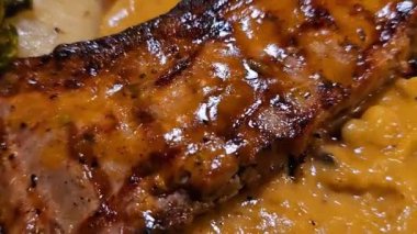 Fileto bifteği az pişmiş patates ve mantar soslu salata ile restoranda servis ediliyor.