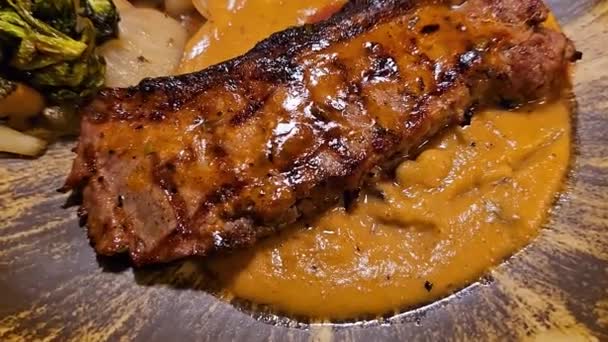 레스토랑에서 소스와 감자와 샐러드와 제공되는 Sirloin 스테이크 미디어 — 비디오