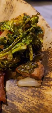 Fileto bifteği az pişmiş patates ve mantar soslu salata ile restoranda servis ediliyor.