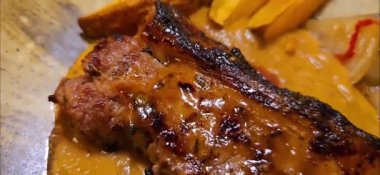 Fileto bifteği az pişmiş patates ve mantar soslu salata ile restoranda servis ediliyor.