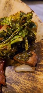 Fileto bifteği az pişmiş patates ve mantar soslu salata ile restoranda servis ediliyor.