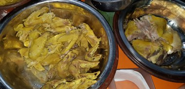 Endonezya yemekleri Liwet Rice 'da servis edilir. Geleneksel bir java pilavı Tavuk, Tofu, Tempeh, sebze, Chili, sokak yemeklerinde yumurta