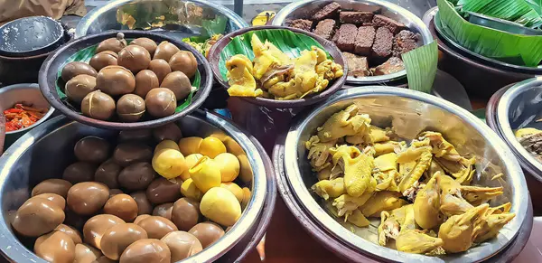 Endonezya yemekleri Liwet Rice 'da servis edilir. Geleneksel bir java pilavı Tavuk, Tofu, Tempeh, sebze, Chili, sokak yemeklerinde yumurta