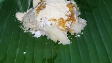 Endonezya yemekleri Liwet Rice 'da servis edilir. Geleneksel bir java pilavı Tavuk, Tofu, Tempeh, sebze, Chili, sokak yemeklerinde yumurta