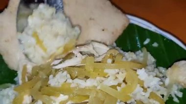 Endonezya yemekleri Liwet Rice 'da servis edilir. Geleneksel bir java pilavı Tavuk, Tofu, Tempeh, sebze, Chili, sokak yemeklerinde yumurta