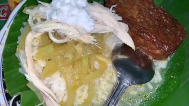 Endonezya yemekleri Liwet Rice 'da servis edilir. Geleneksel bir java pilavı Tavuk, Tofu, Tempeh, sebze, Chili, sokak yemeklerinde yumurta