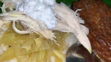 Endonezya yemekleri Liwet Rice 'da servis edilir. Geleneksel bir java pilavı Tavuk, Tofu, Tempeh, sebze, Chili, sokak yemeklerinde yumurta