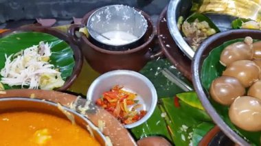 Endonezya yemekleri Liwet Rice 'da servis edilir. Geleneksel bir java pilavı Tavuk, Tofu, Tempeh, sebze, Chili, sokak yemeklerinde yumurta