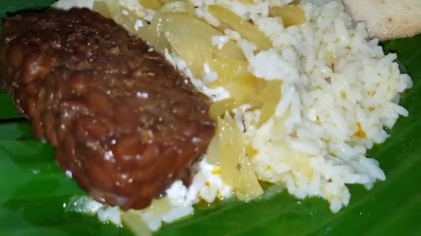 Блюда Индонезийской Кухни Liwet Rice Традиционный Яванский Рис Подается Курицей — стоковое видео