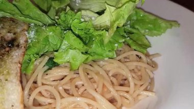 İtalyan makarnası ve Bolonez sosu. Spagetti, domates ve parmesan. İtalyan Carbonara Mutfağı Restoranda Pasta Bolonez yiyor. Şef Spagetti Tadına Marinara Sosu Restoranda İtalyan Makarnası Yemekleri