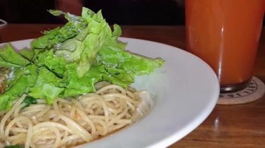 İtalyan makarnası ve Bolonez sosu. Spagetti, domates ve parmesan. İtalyan Carbonara Mutfağı Restoranda Pasta Bolonez yiyor. Şef Spagetti Tadına Marinara Sosu Restoranda İtalyan Makarnası Yemekleri