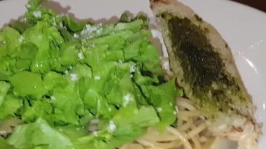 İtalyan makarnası ve Bolonez sosu. Spagetti, domates ve parmesan. İtalyan Carbonara Mutfağı Restoranda Pasta Bolonez yiyor. Şef Spagetti Tadına Marinara Sosu Restoranda İtalyan Makarnası Yemekleri