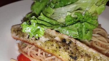 İtalyan makarnası ve Bolonez sosu. Spagetti, domates ve parmesan. İtalyan Carbonara Mutfağı Restoranda Pasta Bolonez yiyor. Şef Spagetti Tadına Marinara Sosu Restoranda İtalyan Makarnası Yemekleri