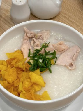 Öğütülmüş tavuklu pirinç lapası. Adı Bubur Ayam. Yanında kraker, dilimlenmiş taze soğan ve diğer soslarla birlikte restoranda servis ediliyor.