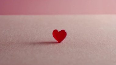 Multimedya platformunuz için içerik oluşturma amacıyla güzel arka planda hareket eden kırmızı kalpler veya hareketli sinematik aşk