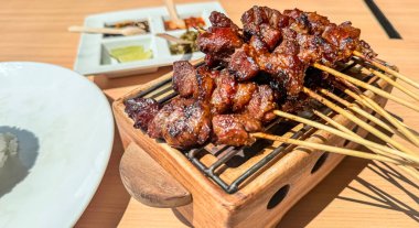 Baharat ve tatlı soya sosuyla marine edilmiş ev yapımı kuzu eti ya da koyun eti, kişniş keçisi satay, acılı, soya soslu ve domatesli servis ediliyor. Izgara et için Endonezya geleneksel satay tarifi