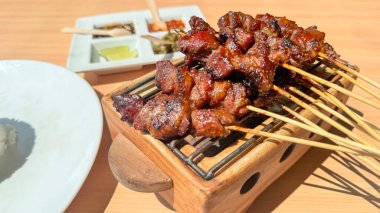 Baharat ve tatlı soya sosuyla marine edilmiş ev yapımı kuzu eti ya da koyun eti, kişniş keçisi satay, acılı, soya soslu ve domatesli servis ediliyor. Izgara et için Endonezya geleneksel satay tarifi