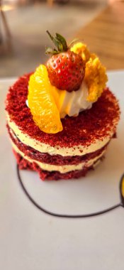 Kırmızı kadife kek, klasik üç katlı kırmızı tereyağlı kek krem peynirli kek, mandalina portakalı ve şekerli çilekli Amerikan mutfağı içeriği oluşturma üzerine