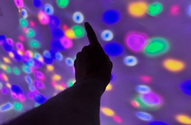 Renkli bir arkaplana uzanan el hareketi silueti, merhaba demek ve multimedya içeriği oluşturma için sayı göstermek