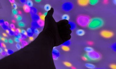 Renkli bir arkaplana uzanan el hareketi silueti, merhaba demek ve multimedya içeriği oluşturma için sayı göstermek