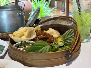 Sundan hindistancevizi pirinç paketi ya da eşsiz Sundan mutfağıyla Batı Java 'dan Nasi Liwet Sunda ngeliwet ya da botram adı verilen Sundan yemek geleneğinin farklı bir tadı ve sunumu kızarmış tavuk, sambal, satay, kraker, kızarmış 