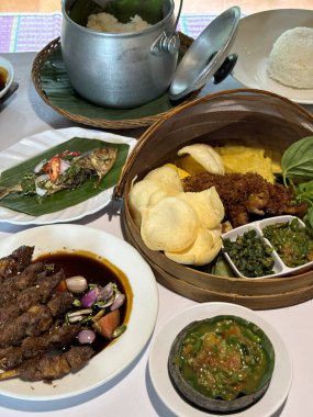 Sundan hindistancevizi pirinç paketi ya da eşsiz Sundan mutfağıyla Batı Java 'dan Nasi Liwet Sunda ngeliwet ya da botram adı verilen Sundan yemek geleneğinin farklı bir tadı ve sunumu kızarmış tavuk, sambal, satay, kraker, kızarmış 