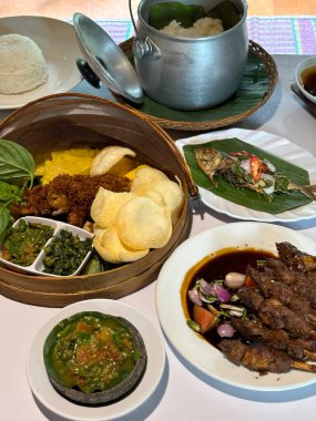 Sundan hindistancevizi pirinç paketi ya da eşsiz Sundan mutfağıyla Batı Java 'dan Nasi Liwet Sunda ngeliwet ya da botram adı verilen Sundan yemek geleneğinin farklı bir tadı ve sunumu kızarmış tavuk, sambal, satay, kraker, kızarmış 