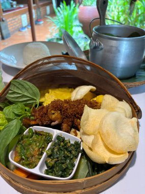 Sundan hindistancevizi pirinç paketi ya da eşsiz Sundan mutfağıyla Batı Java 'dan Nasi Liwet Sunda ngeliwet ya da botram adı verilen Sundan yemek geleneğinin farklı bir tadı ve sunumu kızarmış tavuk, sambal, satay, kraker, kızarmış 