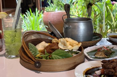 Sundan hindistancevizi pirinç paketi ya da eşsiz Sundan mutfağıyla Batı Java 'dan Nasi Liwet Sunda ngeliwet ya da botram adı verilen Sundan yemek geleneğinin farklı bir tadı ve sunumu kızarmış tavuk, sambal, satay, kraker, kızarmış 