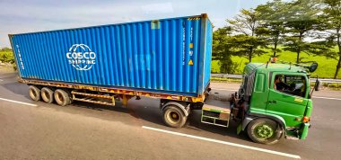 Ulaşım araçlarından biri şehir merkezine ve Asya ülkesinin lojistik ulaşım sistemine yerel ticari dağıtım yapıyor.