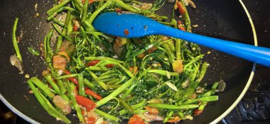 Çin usulü yemek pişirmek için Çin usulü ıspanak, sotelenmiş su ıspanağı Asya kökenli tipik yiyeceklerden biridir, yemek tarifleri için iyidir.