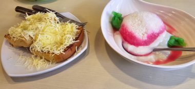 Kızarmış ekmeğin üzerine ızgara mozzarella peyniri serpiştirilmiş tatlı yoğunlaştırılmış süt serpiştirilmiş kitap fikirleri için basit lezzetli kahvaltı tarifi.